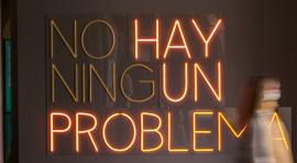 Instalación lumínica 'NO HAY NINGÚN PROBLEMA' de Rodrigo García, en Condeduque