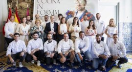 Maíllo posa con los chefs en la presentación de la IX edición de Hotel Tapa Tour