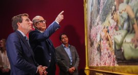 El alcalde de Madrid, José Luis Martínez-Almeida, junto al coleccionista Pérez Simón durante su visita a la exposición