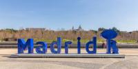 na escultura de vidrio gigante con la palabra ‘Madrid’ junto al Oso y el Madroño rinde tributo a los madrileños y su compromiso con el reciclaje