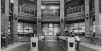 Exposición ‘Vida del Palacio de Cibeles’, en CentroCentro. El hall central en los años 1950 _ Lendinez, 1955. Álbum Palacio de Comunicaciones de Madrid.