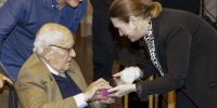 Marta Rivera entrega el galardón al diseñador Miguel Milá