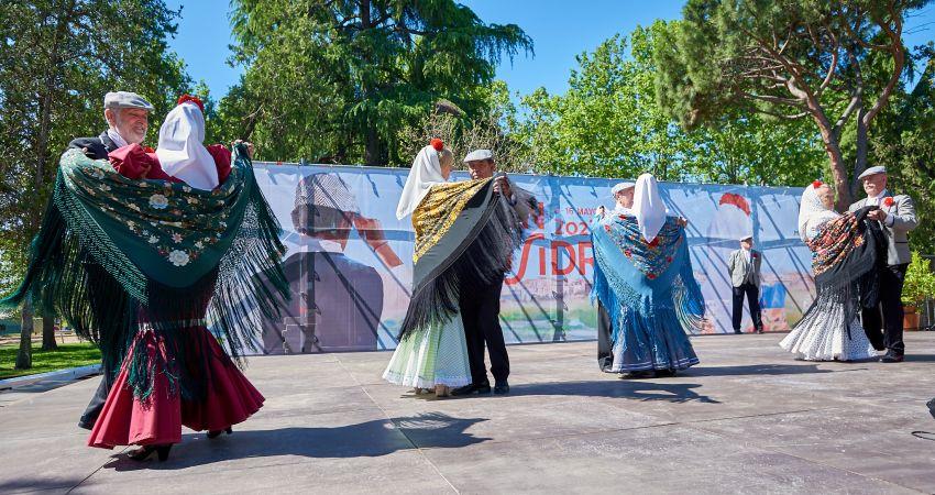 Actuación de la Federación de Grupos Tradicionales Madrileños durante la presentación de San Isidro 2022 . Foto de Fernando Tribiño