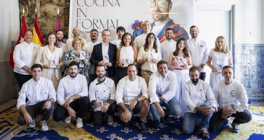 Maíllo posa con los chefs en la presentación de la IX edición de Hotel Tapa Tour