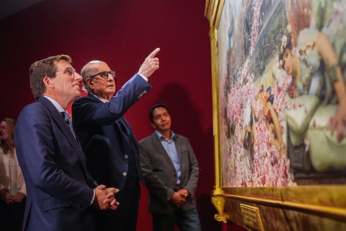 El alcalde de Madrid, José Luis Martínez-Almeida, junto al coleccionista Pérez Simón durante su visita a la exposición